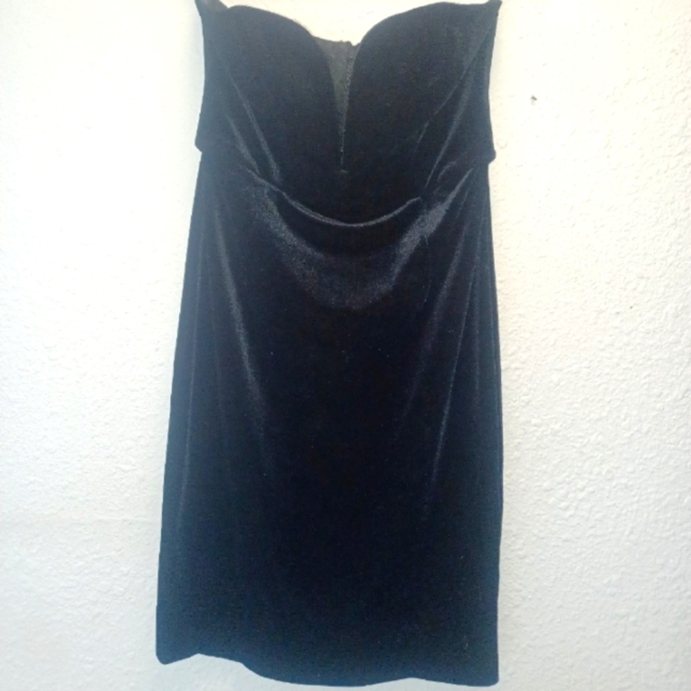 SOLD- DEEP V CUT STRAPLESS DRESS
